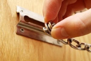 Кто может войти в квартиру без разрешения?