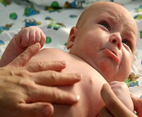 Колики у новорожденных и что делать с ребенком