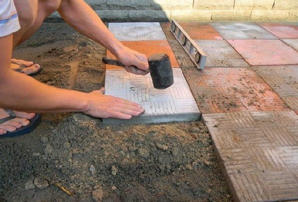 Теперь началась укладка тротуарной плитки своими руками Теперь началась укладка тротуарной плитки своими руками