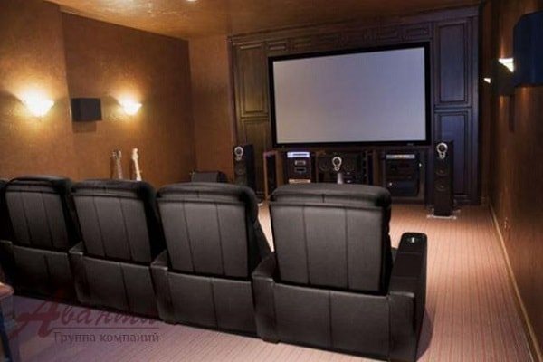 Интерьер домашнего кинотеатра в гостиной Интерьер домашнего кинотеатра в гостиной