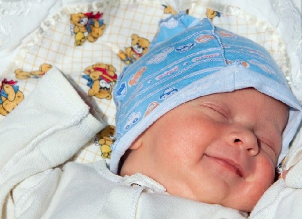 Новорожденный улыбается во сне 